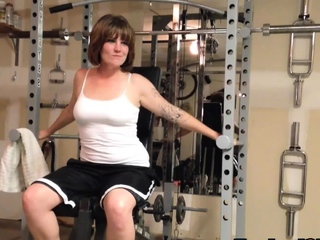 Amateur video with hottie posing in the gym