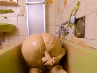 Lynra Lynn masturbates in mud