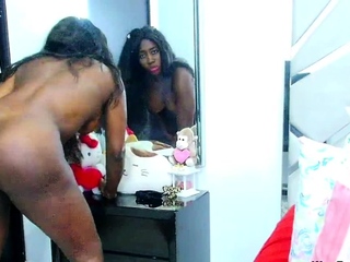 Juicy booty ebony babe masturbates on webcam solo show