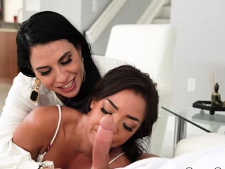 Blowjobs and pussy licking in threesome