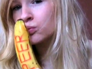 Deutsche Amateurin steckt sich eine Banane in den Arsch