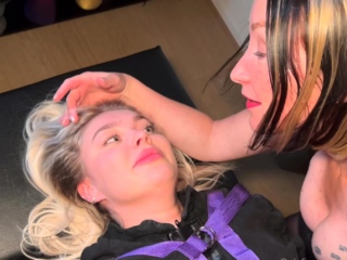 Blonde teen vicki toy fuck her shave sex holes